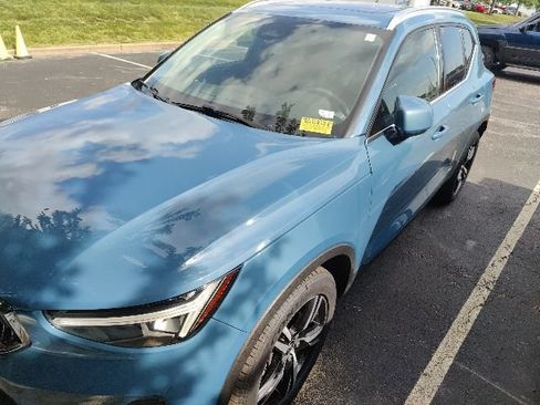 Used 2023 Volvo XC40 B5 Plus AWD/4WD image 4