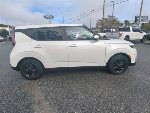 Used 2023 Kia Soul LX w/ LX Technology Package image 4