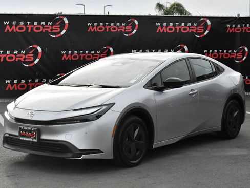 Used 2024 Toyota Prius LE image 3