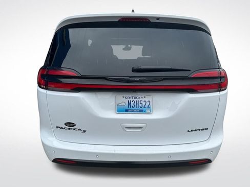 Used 2025 Chrysler Pacifica Limited image 9