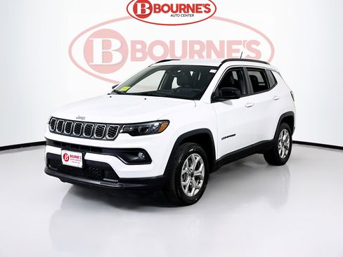 Used 2025 Jeep Compass Latitude image 4