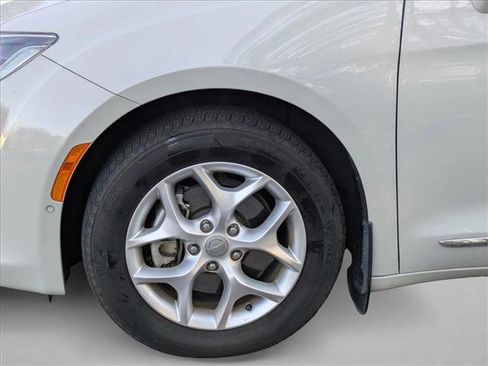 Used 2020 Chrysler Pacifica Touring-L image 9