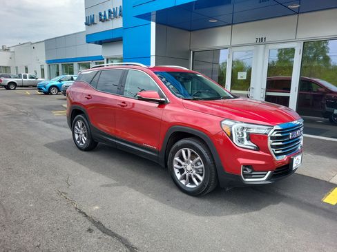 Used 2023 GMC Terrain SLT AWD/4WD image 3