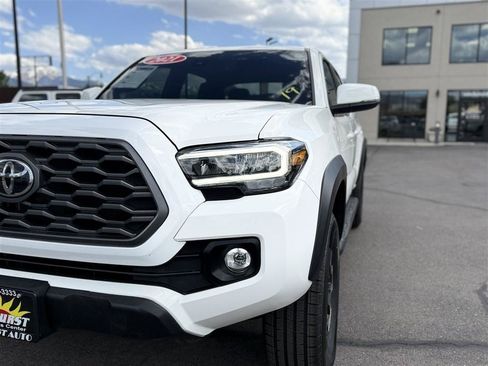 Used 2021 Toyota Tacoma TRD Off-Road w/ TRD Premium Off Road Package AWD/4WD image 16