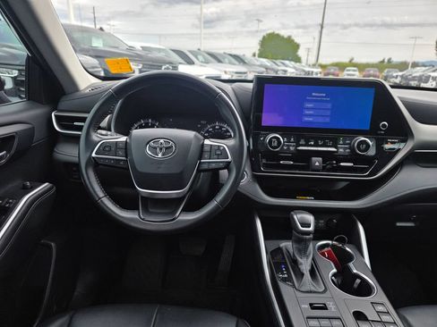 Used 2023 Toyota Highlander XLE AWD/4WD image 4