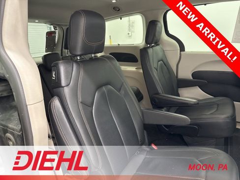 Used 2019 Chrysler Pacifica Touring-L w/ Advanced Safetytec Group image 13