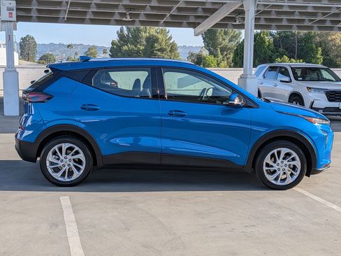 Used 2023 Chevrolet Bolt EUV LT w/ Comfort Package FWD image 4
