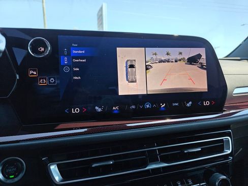 Used 2024 Chevrolet Traverse Z71 w/ Enhanced Driving Package AWD/4WD image 33