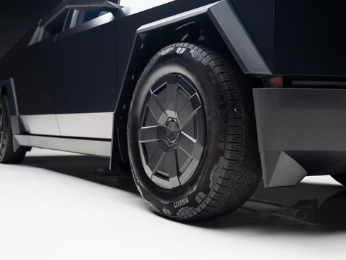 Used 2024 Tesla Cybertruck AWD Crew Cab image 65