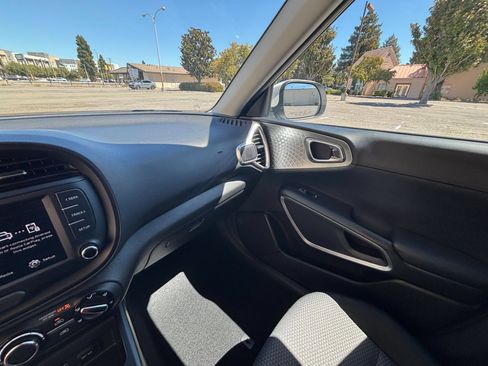 Used 2025 Kia Soul LX w/ LX Technology Package FWD image 28