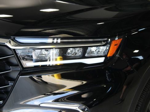Used 2025 Honda Pilot Touring image 2