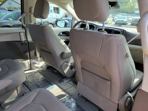 Used 2021 Chrysler Voyager LX image 31