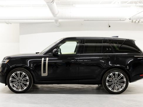 Used 2023 Land Rover Range Rover SE image 2