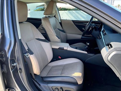 Used 2020 Lexus ES 300h w/ Accessory Package image 9