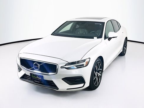 Used 2020 Volvo S60 T5 Momentum image 3