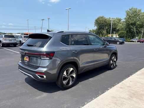 Used 2025 Volkswagen Taos SE AWD/4WD image 5