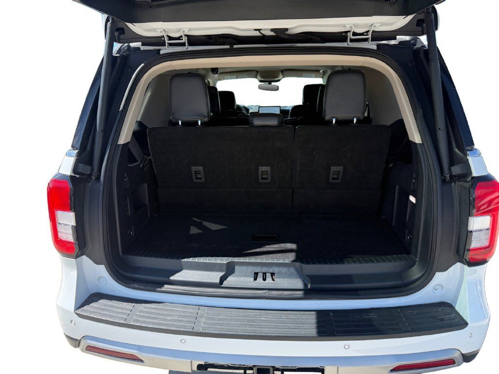 Used 2024 Ford Expedition XLT RWD image 18