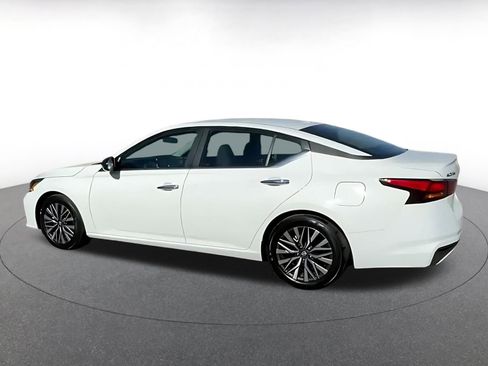 Used 2025 Nissan Altima 2.5 SV image 10