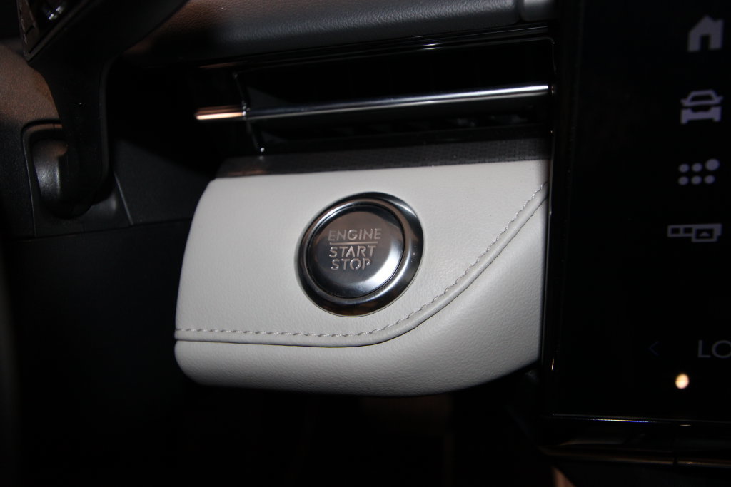 Used 2024 Lincoln Nautilus Premier AWD/4WD image 14