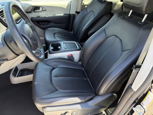 Used 2024 Chrysler Pacifica Touring-L FWD image 16