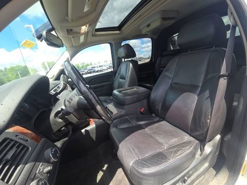 Used 2010 Chevrolet Avalanche LTZ AWD/4WD image 19