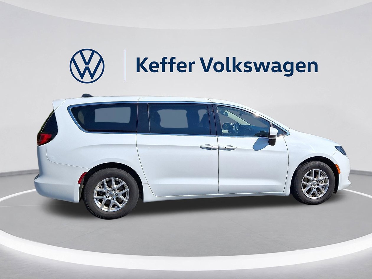 Used 2023 Chrysler Voyager LX FWD image 7