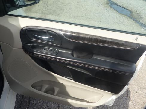 Used 2012 Chrysler Town & Country Touring-L w/ Driver Convenience Group FWD image 18