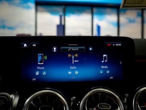 Used 2026 Mercedes-Benz GLB 250 4MATIC image 19