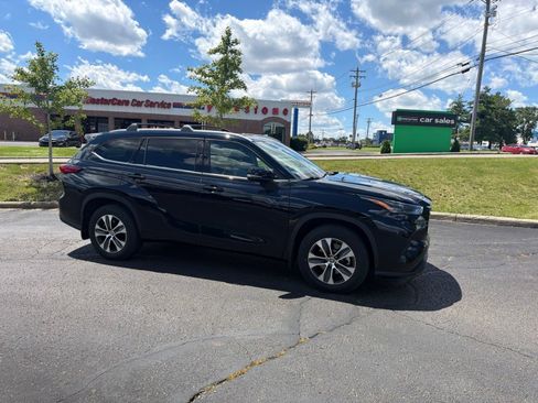 Used 2022 Toyota Highlander XLE AWD/4WD image 16