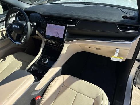 New 2025 Jeep Grand Cherokee L Limited w/ Luxury Tech Group II RWD image 17
