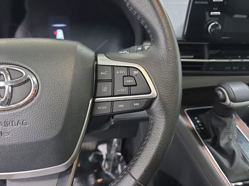 Certified 2024 Toyota Sienna XLE FWD image 15