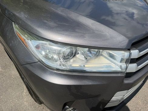 Used 2019 Toyota Highlander Plus AWD/4WD image 4