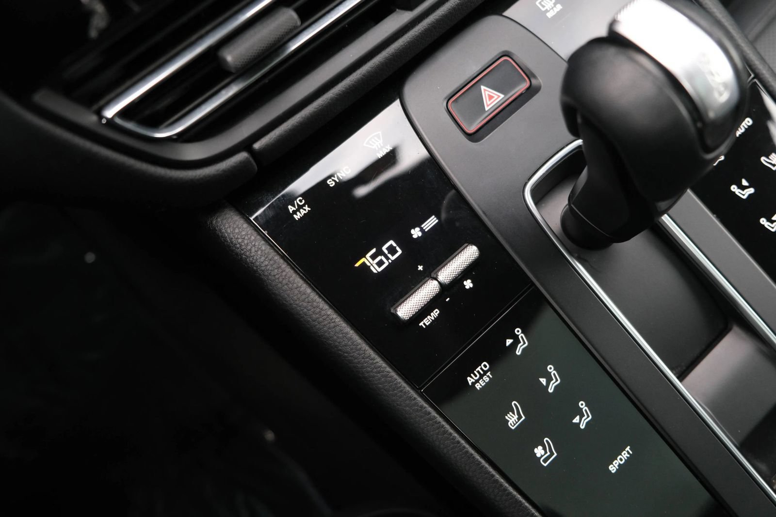 Used 2022 Porsche Macan w/ Premium Package Plus AWD/4WD image 45