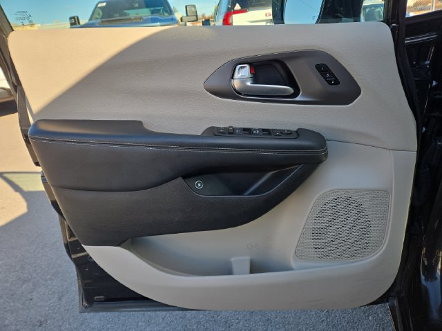 Used 2024 Chrysler Pacifica Limited FWD image 17