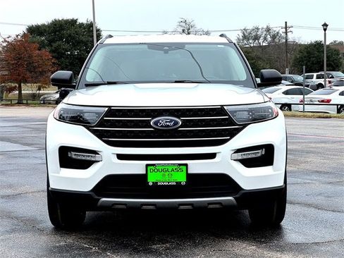 Used 2022 Ford Explorer XLT w/ Equipment Group 202A image 3