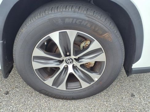 Used 2023 Toyota Highlander XLE image 10