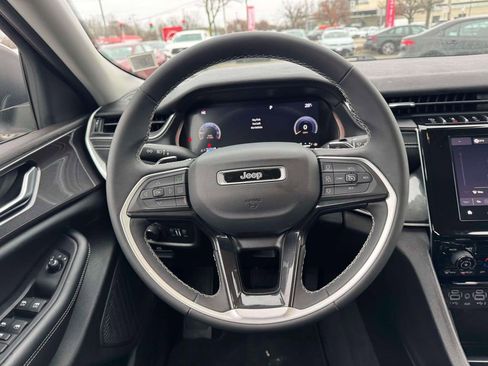 Used 2023 Jeep Grand Cherokee Laredo image 14