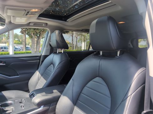 Certified 2024 Toyota Highlander XLE image 41