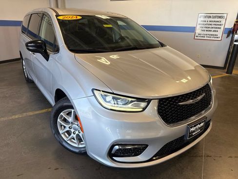 Used 2024 Chrysler Pacifica Touring-L FWD image 3