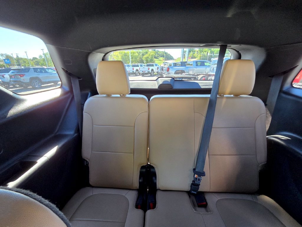 Used 2023 Chevrolet Traverse Premier FWD image 32