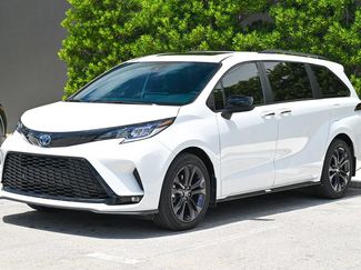 Used 2025 Toyota Sienna XSE FWD video 1