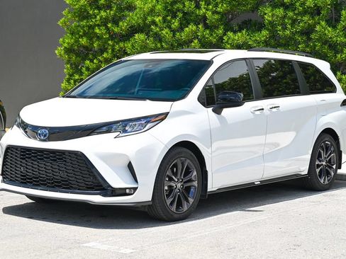 Used 2025 Toyota Sienna XSE FWD image 1