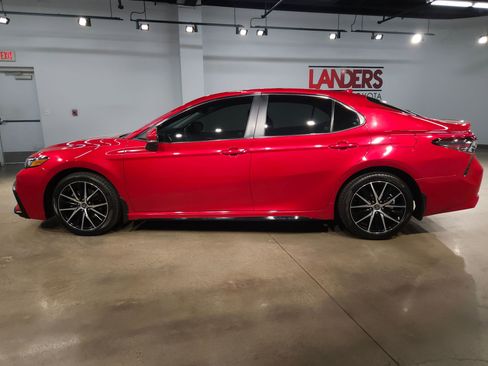Used 2023 Toyota Camry SE image 4