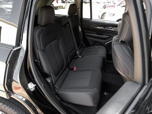 Used 2022 Jeep Grand Cherokee Laredo w/ Luxury Tech Group I image 46