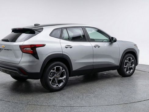 Used 2025 Chevrolet Trax LT w/ LT Convenience Package image 9