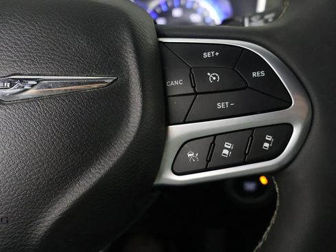 Used 2025 Chrysler Pacifica Select image 48