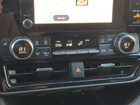 Used 2024 Toyota Highlander XLE image 24