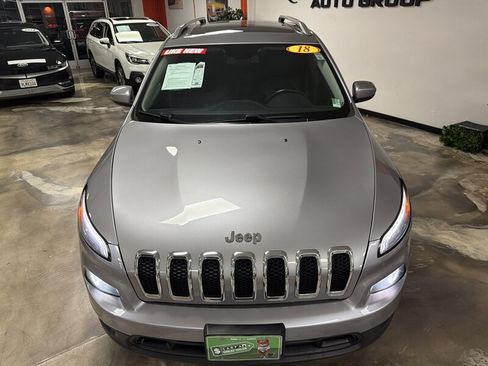Used 2018 Jeep Cherokee Latitude Plus w/ Comfort/Convenience Group FWD image 17