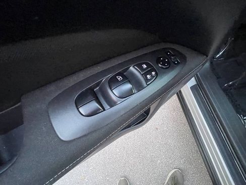 Used 2017 Nissan Pathfinder S image 29