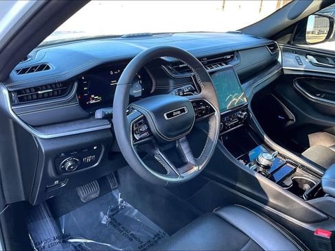Used 2023 Jeep Grand Cherokee Overland w/ Luxury Tech Group IV AWD/4WD image 13